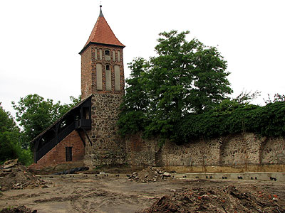 Turm mit Stadtmauer in Jterbog