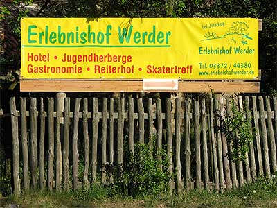 Hinweisschild zum Erlebnishof Werder
